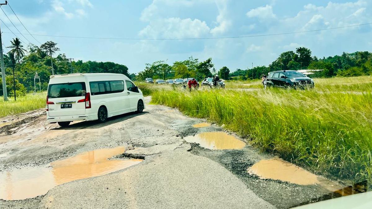 Jokowi Turun Tangan Atasi Jalan Rusak di Lampung