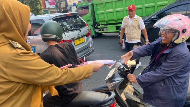 Pemkot Bandar Lampung Bagikan 5.000 Bendera Merah Putih