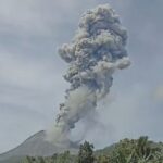 Erupsi Gunung Lewotobi di Flores Menghambat Penerbangan