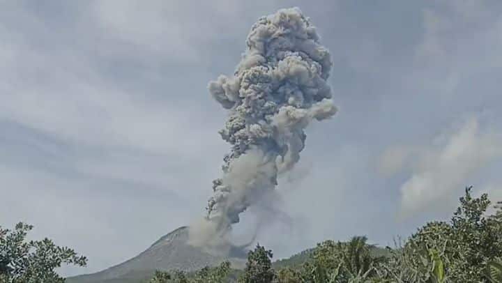 Erupsi Gunung Lewotobi di Flores Menghambat Penerbangan