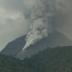 Erupsi Gunung Lewotobi Batalkan 26 Penerbangan di Lombok